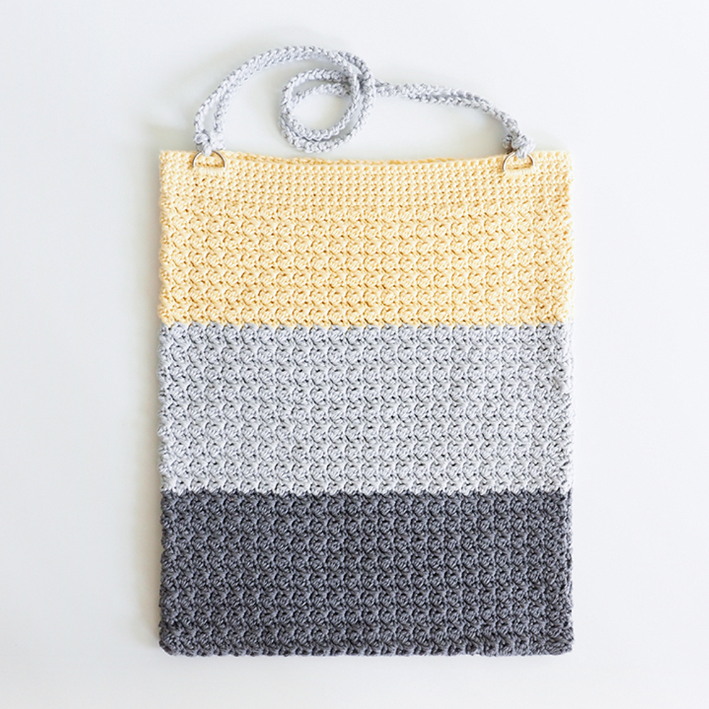 This color block bag is small and convenient to carry around, while still being roomy enough to fit all of your essentials. #crochetbag #crochetpattern #crochetlove #crochetaddict