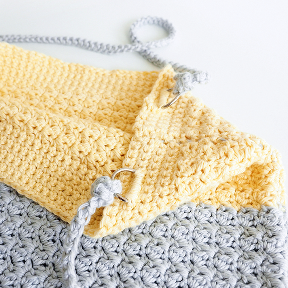 This color block bag is small and convenient to carry around, while still being roomy enough to fit all of your essentials. #crochetbag #crochetpattern #crochetlove #crochetaddict