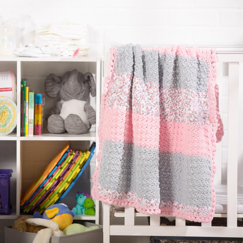 If you’re looking for quick and easy crochet blanket patterns, this list has 25 different ones you can choose from. This list will teach you how to make a double crochet baby blanket or just make a simple crochet blanket. #crochetbabyblanket #crochetforbaby #crochetpatterns