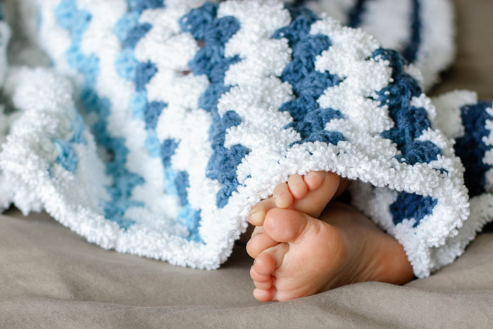 If you’re looking for quick and easy crochet blanket patterns, this list has 25 different ones you can choose from. This list will teach you how to make a double crochet baby blanket or just make a simple crochet blanket. #crochetbabyblanket #crochetforbaby #crochetpatterns