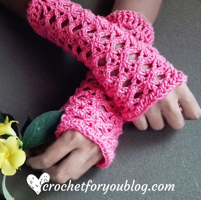 Shell N chains Fingerless Gloves - This list of 20 easy fingerless gloves crochet patterns is suitable for everyone, including males, females, adults, and children. #FingerlessGlovesCrochetPatterns #CrochetFingerlessGloves #CrochetPatterns