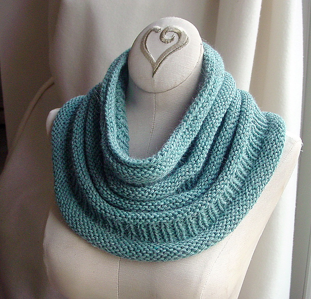 Copycat Cowl - If you’re looking for something simple, easy and fun to make for gifting, these cowl knitting patterns are perfect to do just that. #cowlknittingpatterns #knittingpatterns #wintercowlknittingpatterns