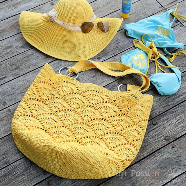 Crochet beach bag with giant shell