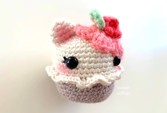 cupcake crochet cat 